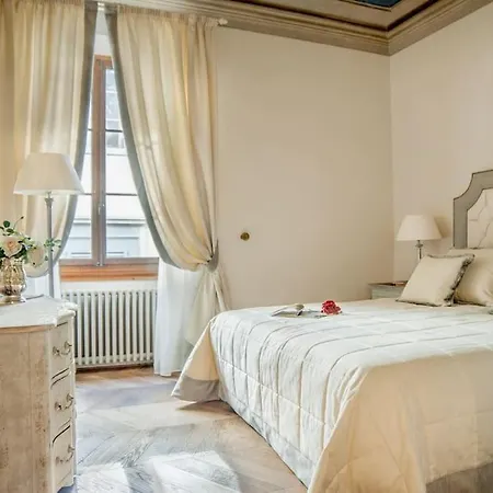Signoria Deluxe Studio-2 People In Signoria Square Apartment